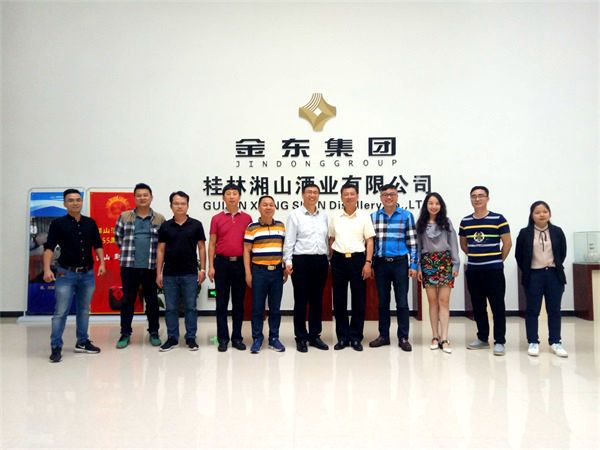 協(xié)會(huì)會(huì)長(zhǎng)帶領(lǐng)會(huì)員企業(yè)赴桂林湘山酒業(yè)參觀(guān)考察